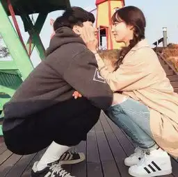 qq情侣亲吻头像
