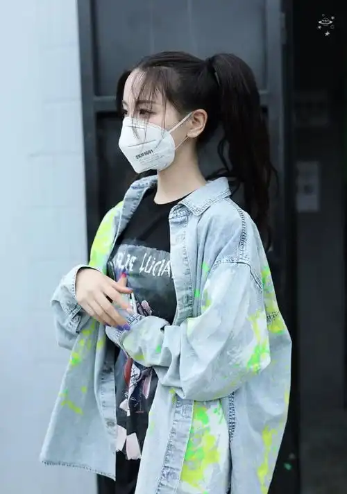 杨超越凭借双马尾美上热搜,穿白色露肩泡泡袖甜美可爱,太绝了
