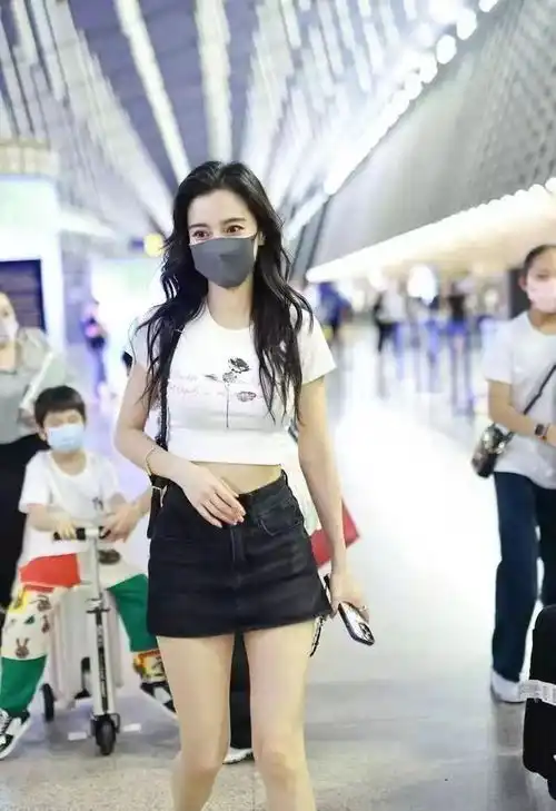 彻底放飞自我杨颖罕见穿比基尼秀身材,角度大胆性感满分
