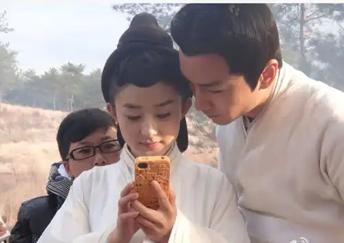 好抓马陈晓直播连到赵丽颖头像的人,表情耐人寻味连问五遍是谁
