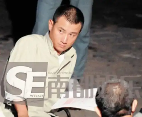 文章复出变身玉面少帅寸头显严肃
