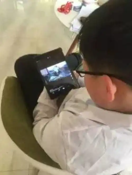 情侣大尺度马桶门视频流出,这些网红想红想疯了吧
