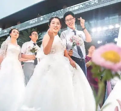 战疫情侣集体婚礼
