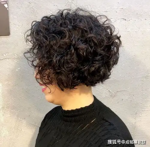 60岁女人烫什么发型好看这9款时髦洋气卷发,端庄大气又减龄

