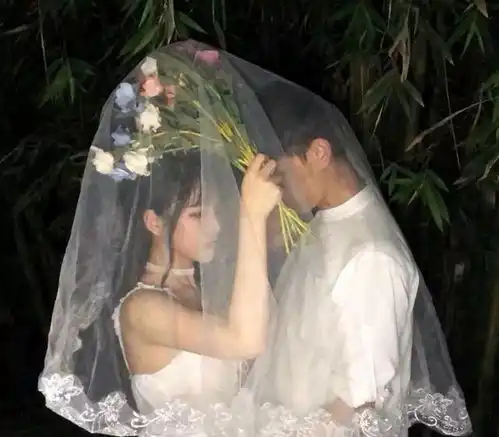 最近火了撒狗粮情侣头像我要挽着你的手,去敬各位来宾的酒
