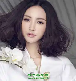 女人最新短发卷发发型图片大全
