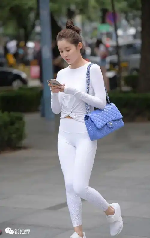 街拍穿白色瑜伽裤的清新性感美女
