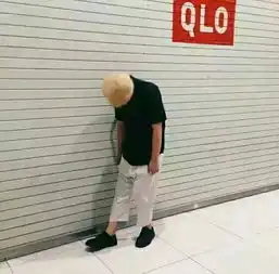 qq情侣图像一男一女一左一右
