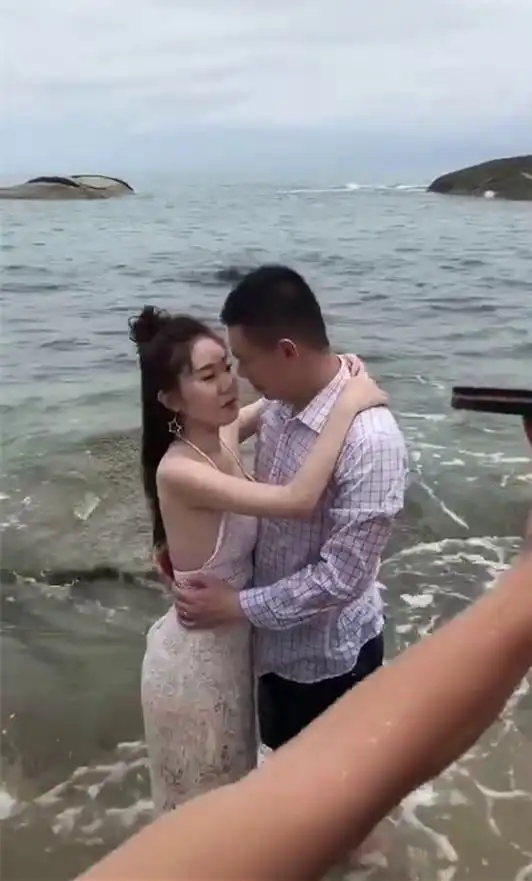 情侣在海边拍结婚照,助理竟拿出拖鞋做道具,成片像画报一样美
