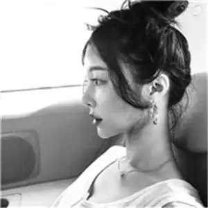 落寞的伤感的女生头像灰色,小情绪的女孩子

