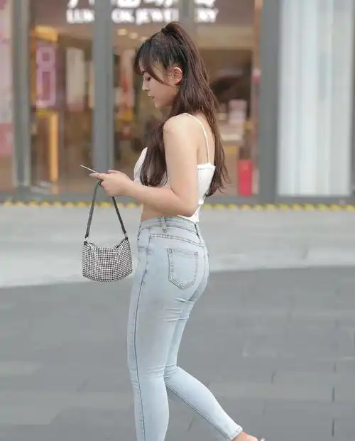 时尚街拍精致大方的打底裤充满美俏的魅力,简单的风格轻松大方
