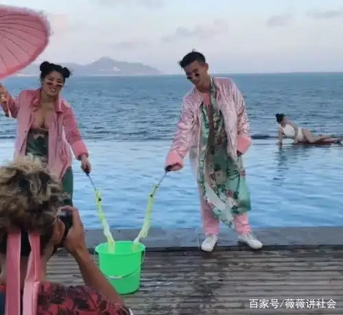 情侣海边拍婚纱照,新娘衣服拉链却没拉,看到成片后新郎很闹心
