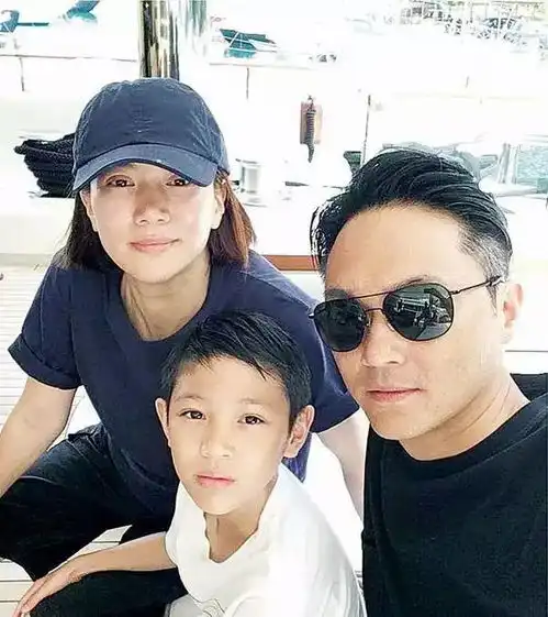 恋爱25年结婚16年,张智霖夫妇七夕又把网友虐哭了

