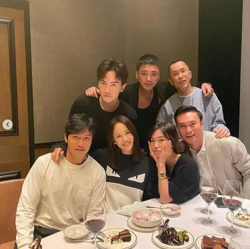 陈乔恩提前为男友庆生,与艾伦穿情侣装同框,娇羞捧脸超少女

