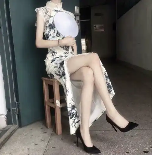 有没有类似这样的旗袍拿扇子的头像

