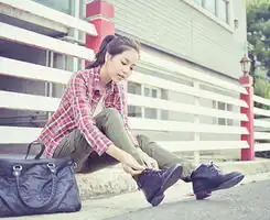 qq空间横版温婉女孩混搭头像快乐不可以假装
