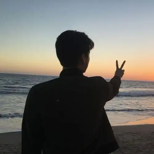 这个情侣头像的那一半谁有帮忙找找发给我谢谢啦
