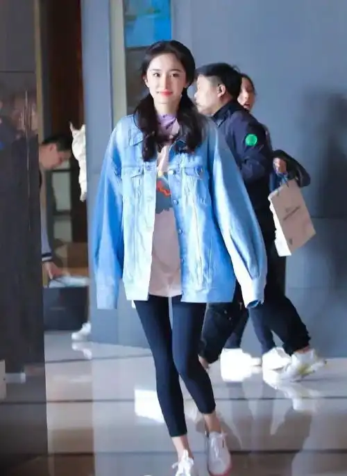 牛仔元素怎么搭才好看带货女王杨幂教你穿出属于自己的风格
