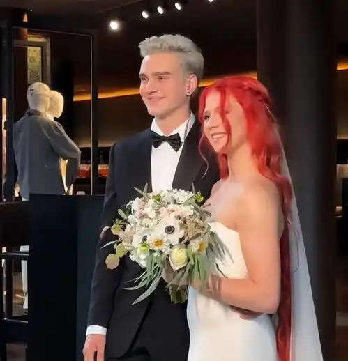 穿婚纱热吻老公20岁花滑美女特鲁索娃结婚,三套娃退出历史舞台
