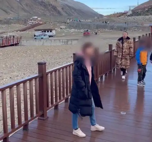 西藏小男孩景区乱扔垃圾游客劝阻,家长反帮腔他还是个孩子
