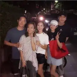 陈妍希陈晓情侣装同框微笑比v幸福感满满
