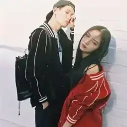 男的穿黑色的衣服的一对情头
