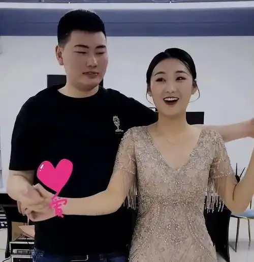 不甘示弱陈萌茶馆开业,陈亚男晒新男友官宣二婚,比朱小伟帅气
