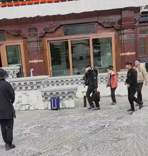 胡歌带老婆游西藏,大包小包自己拿,好男人无疑
