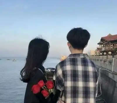 情侣接吻时,女生有这3个小动作,说明ta真的爱惨了你
