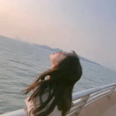 海边女生独自背影头像

