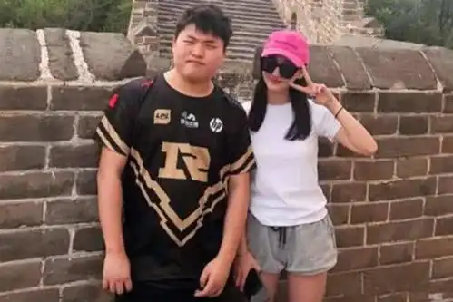 uzi直播故意拍女友素颜,惹奥咪发飙,网友搓衣板已备好
