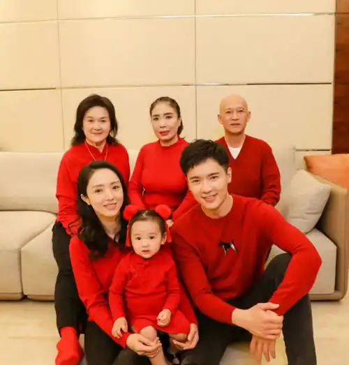 李冰冰晒海边度假全家照,遮住眼睛的姐妹俩傻傻分不清
