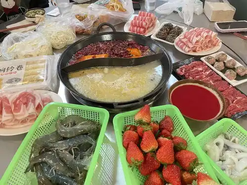 一线微穷年轻人,都挤在菜市场吃火锅
