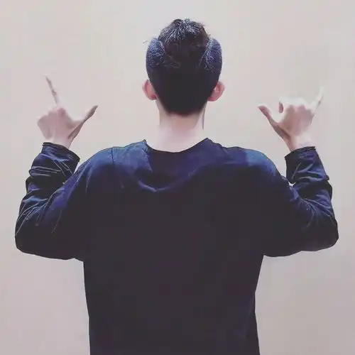易烊千玺蜡像摆出的舞蹈动作,与他小时候的超人造型很相似
