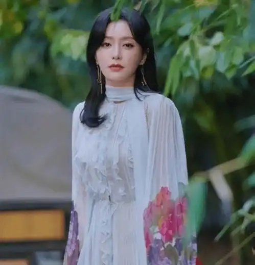 秦岚经历耍大牌事件,时隔多年,出演怪你过分美丽再次走红
