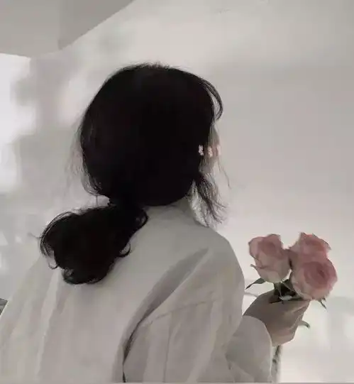 有没有那种性冷淡风又有点a的壁纸或者女生头像
