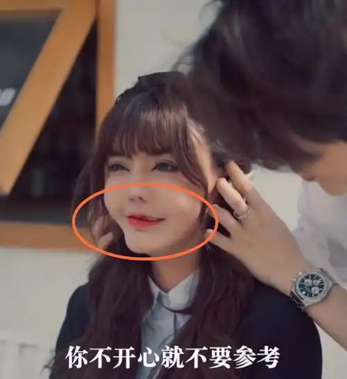 韩安冉拍情侣mv时,嘴角不自觉往下拉,网友没什么事别笑了
