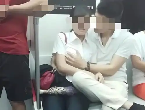 小情侣地铁里上演激吻摸胸大戏你不尴尬,尴尬的就是别人
