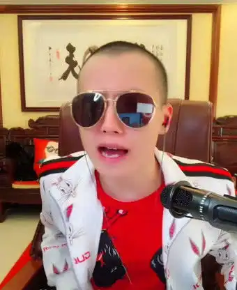快手官方被人气主播当众示爱,随即一个动作逗笑全网网友够皮
