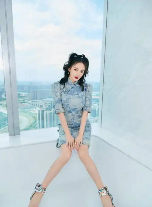 典雅与俏皮的融合还是张雨绮会玩传统服装搭配双马尾,可盐可甜
