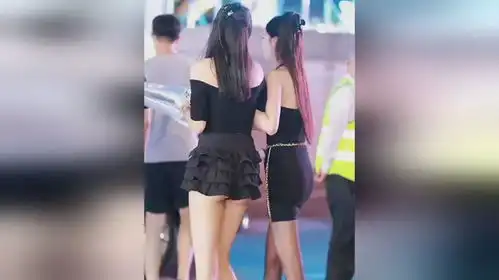网友街拍内裤都看见了,大城市的包容性真的好
