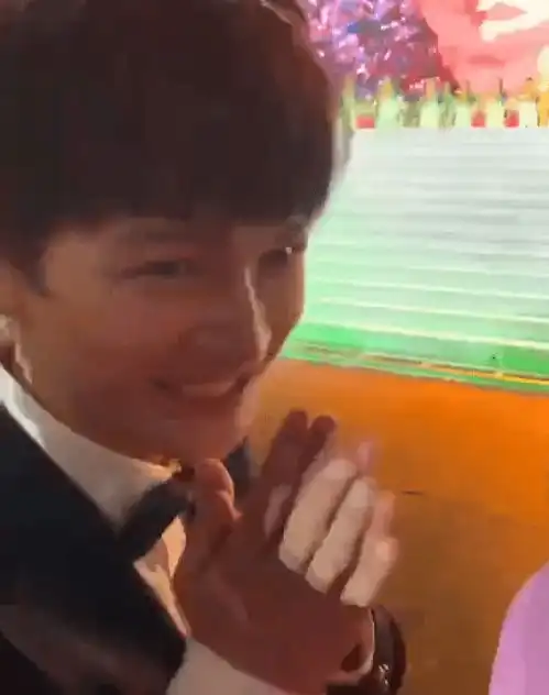 七一晚会路人镜头下的明星杨洋一脸懵刘烨太好笑,杨紫误入抢镜
