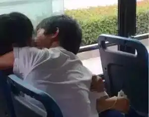 辣眼睛情侣在云冈博物馆大厅当众亲热公共场合哎
