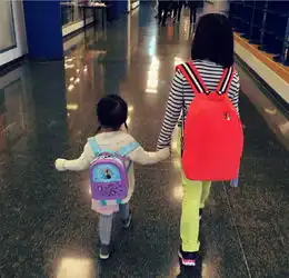 多多放学多妹等待姐妹花背书包牵手温馨
