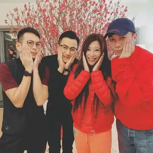 不受离婚影响杨幂回家过年,刘恺威和众好友喜庆新年
