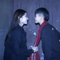 情头一男一女穿着黑色长袖,女的拉着男的红色围巾
