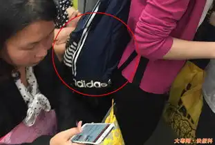 情侣在地铁车厢亲热捏腰抚摸贴面
