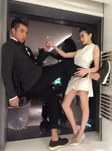 郑恺程晓玥大肆秀恩爱,却被一个小细节出卖...
