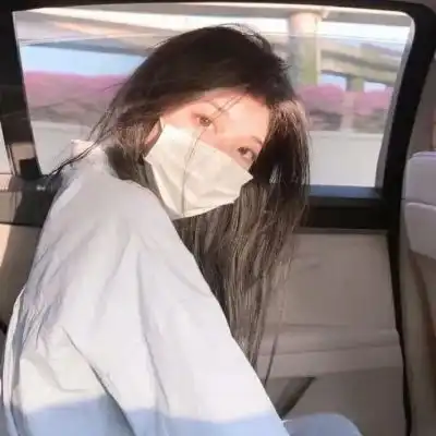 阳光下的女生头像唯美,散发着阳光般的温暖
