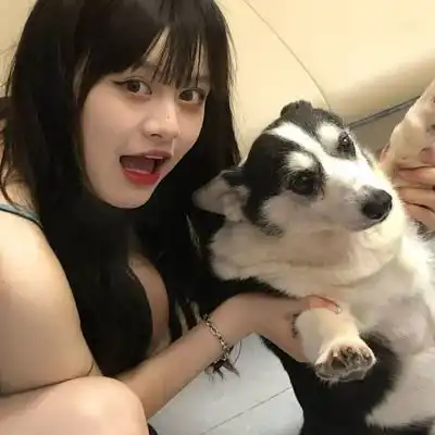 他不过随手给了朵花,你却红了脸情侣头像我要个性网
